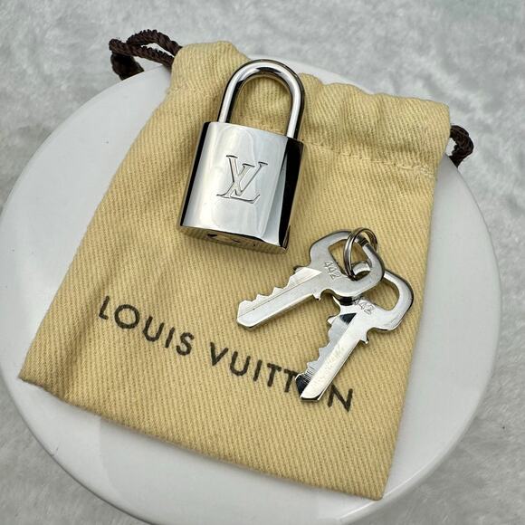 Louis Vuitton Silver Lock and 2 Keys #442 BRAND NEW comes with free chain too! - Picture 4 of 10